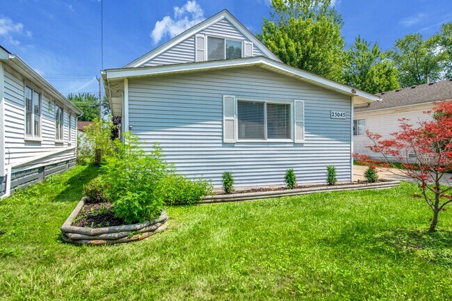 Building Photo - 4 bedrooms $2150