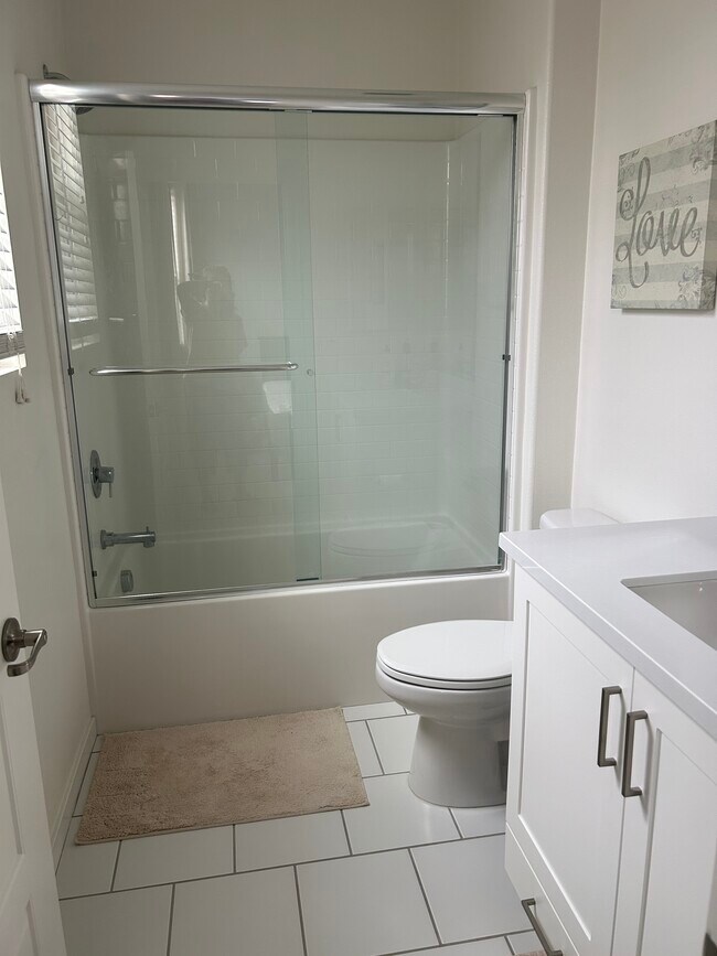 Building Photo - 212 Paramount