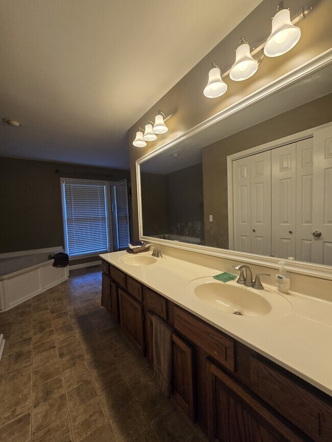 Building Photo - 232 Pebble Glen Dr