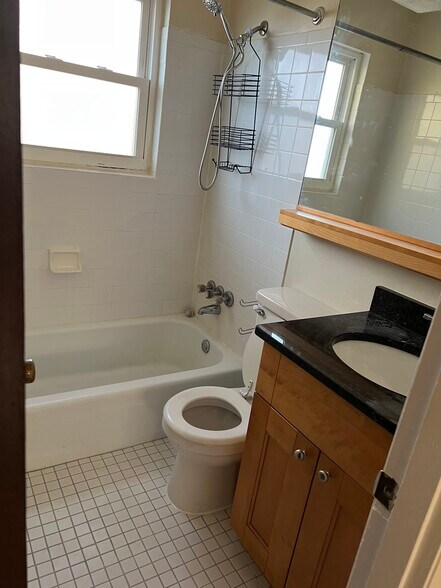 Building Photo - 860 Monroe Dr NE