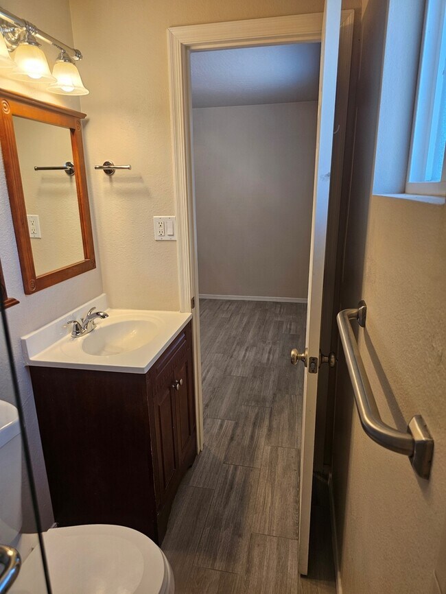 Building Photo - Great 3/2 in NE Phoenix with brand new flo...