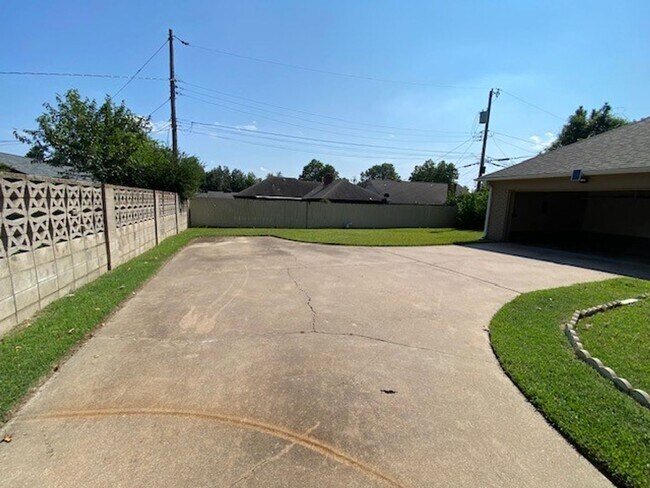 Building Photo - LARGE | 3 Bed | 2 Bath | Midtown Tulsa