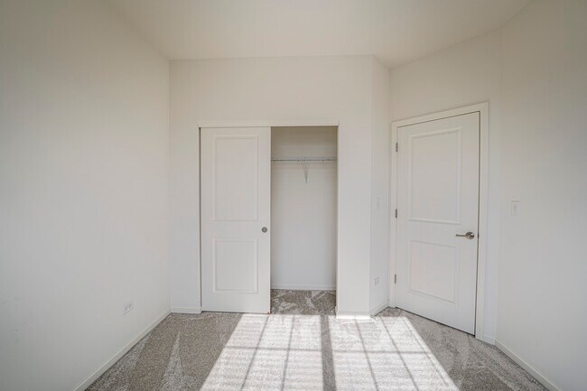 Building Photo - 2945 Showplace Dr