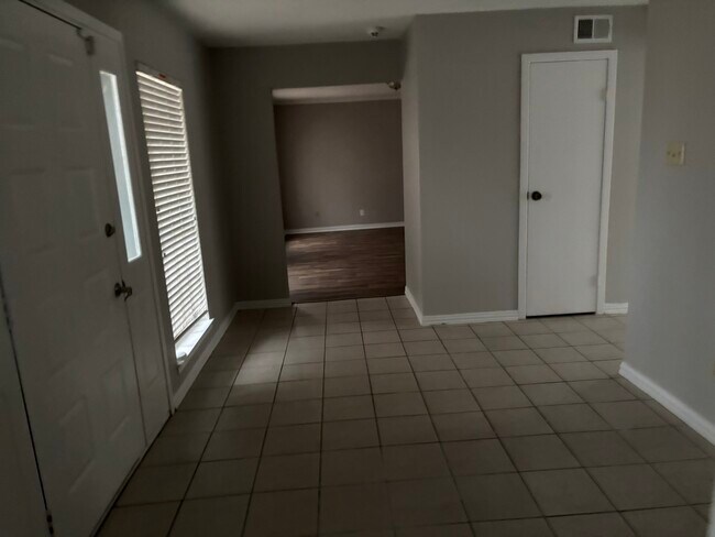 Building Photo - 8606 Summit Pines Dr