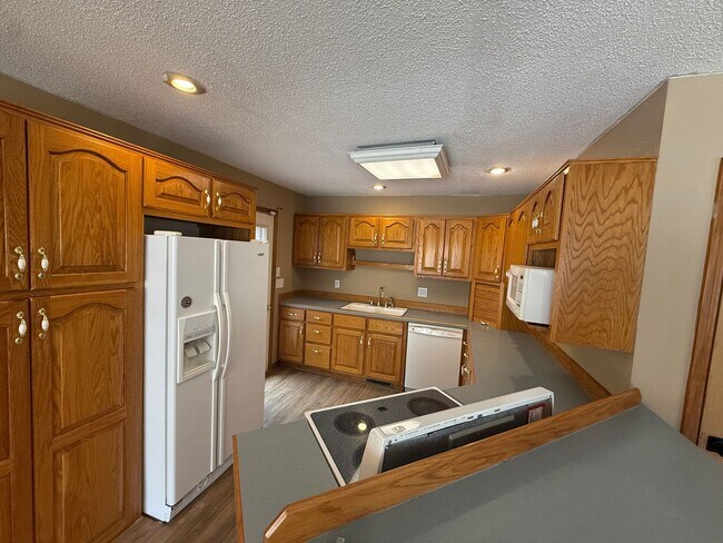 Building Photo - Spacious 5 Bedroom Home in a Peaceful Country Setting