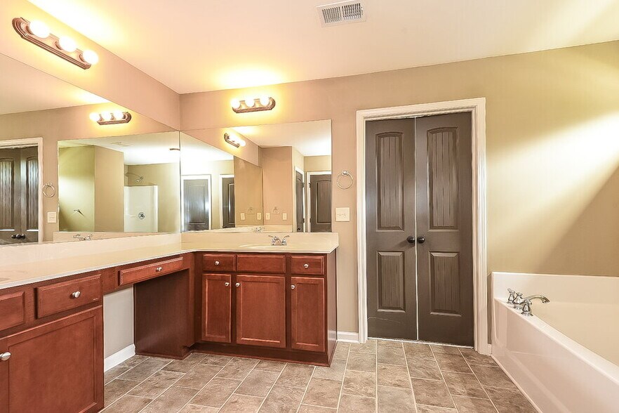 Building Photo - 3523 Walking Stick Way NE
