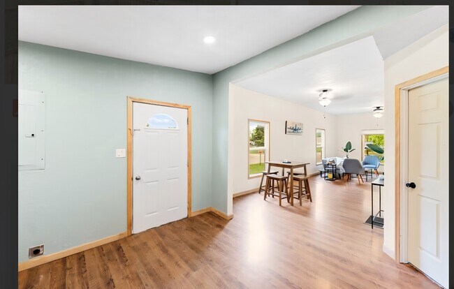 Building Photo - 123 King St