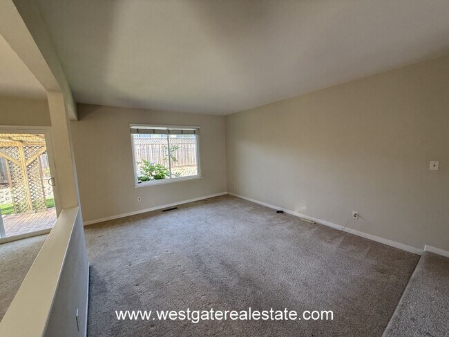 Building Photo - Lovely southeast Petaluma single level 3 b...