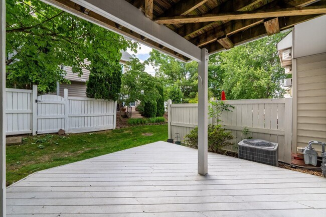 Building Photo - This move-in ready, professionally cleaned 3-bedroom, 3.5-bathroom townhouse in Reston Town Cente...