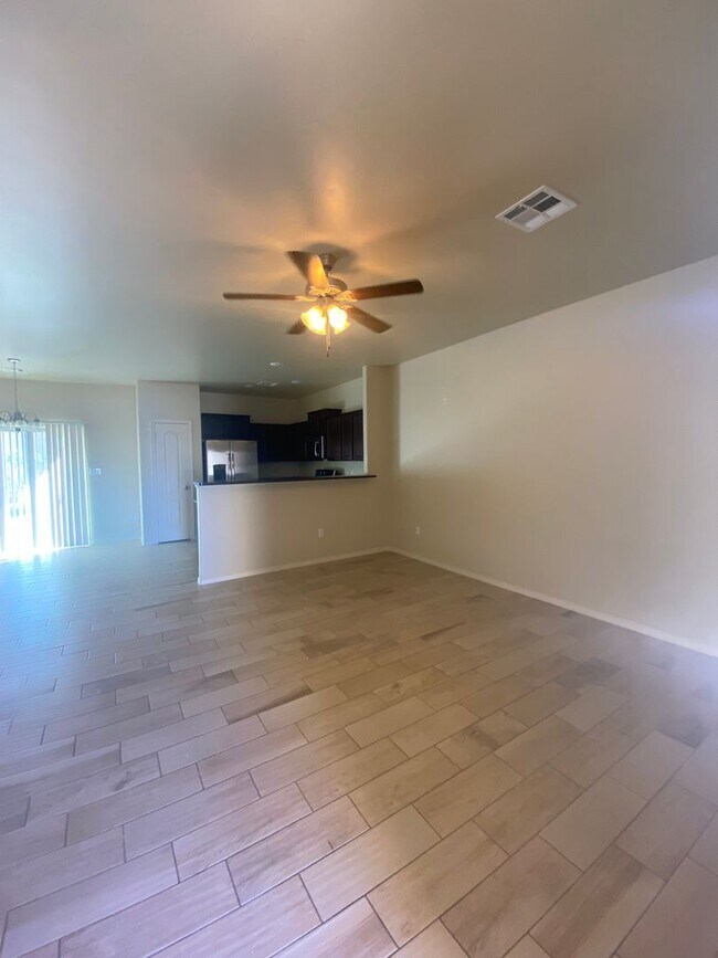 Building Photo - Beautiful 3 Bedroom 2.5 Bathroom House Ava...