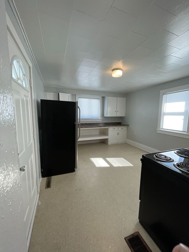 Building Photo - 3 Bedroom House with 1 3/4 bathrooms and s...