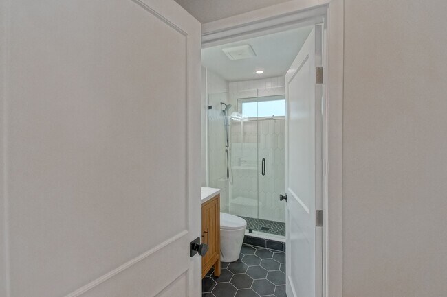 Building Photo - Completely Remodeled, Bright & Airy 3BR2BA...