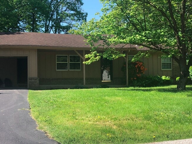 Building Photo - 3 Bedrooms! 2 Living Areas!  East side Spr...