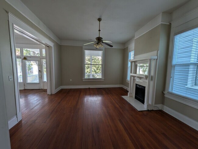 Building Photo - Huge 4 bedroom in prime downtown location!