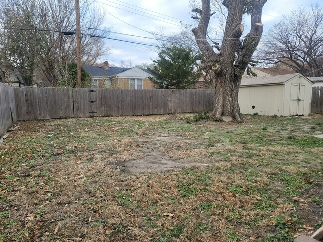 Building Photo - 2109 S Parkwood Ln