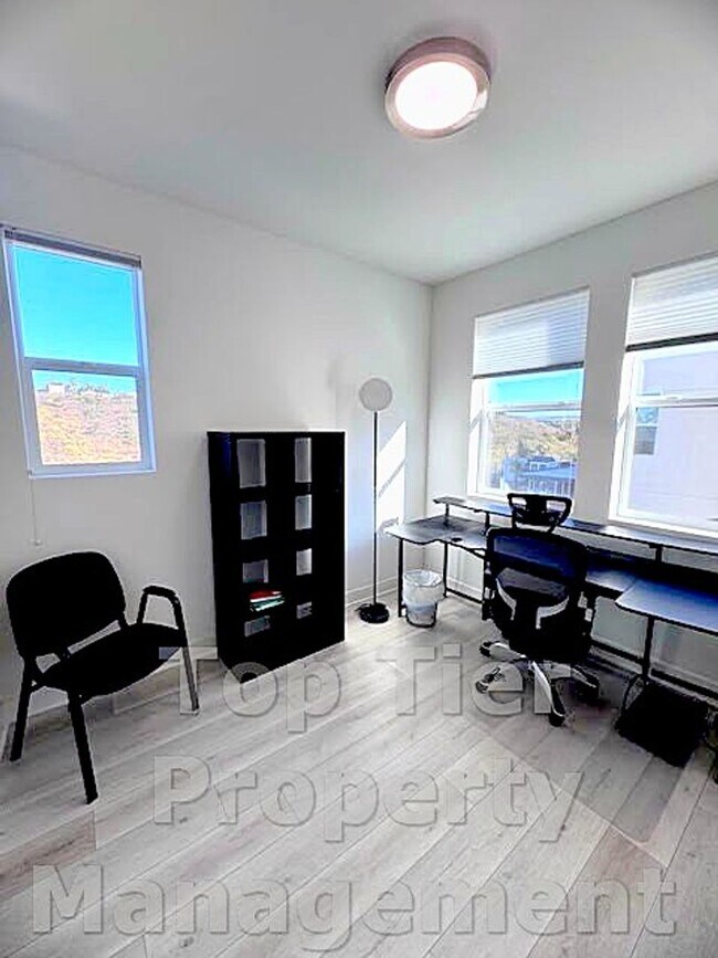 Building Photo - Beautiful & Modern 3 bed/ 3.5 bath/ 2,029 Sqft Condo with amazing Views in Carroll Canyon- Availa...