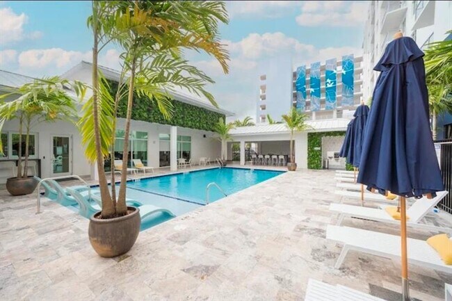 Building Photo - 1621 S Dixie Hwy