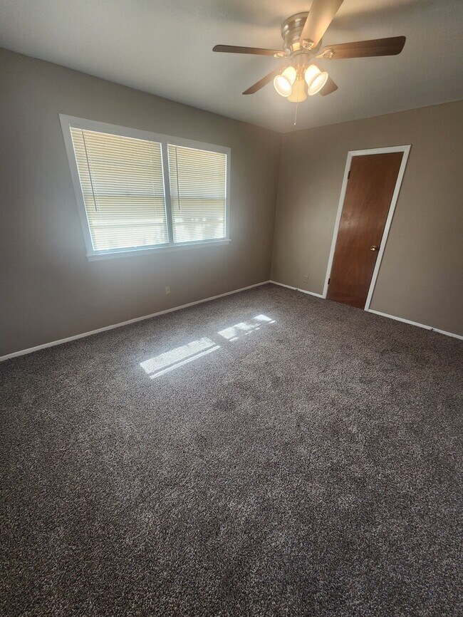 Building Photo - 3 bed 2 bath home, 2 car garage