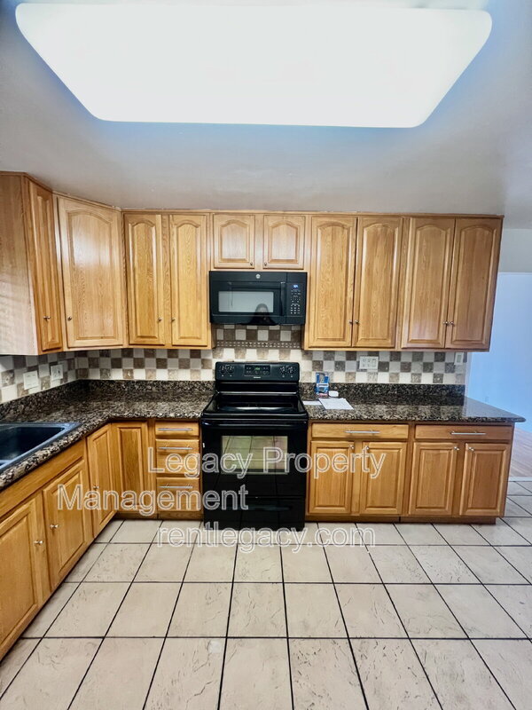 Building Photo - 280 Markham Ave