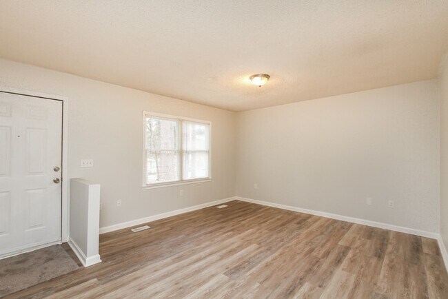 Building Photo - Embrace Convenience on Easy Street
