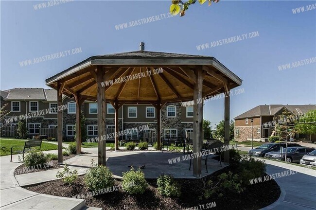 Building Photo - Like New Blue Valley Townhome-Available NOW!!
