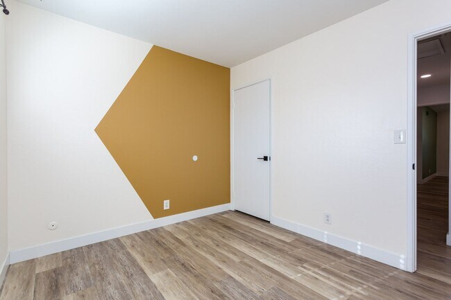 Building Photo - Charming Two Story Home!