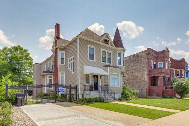 Building Photo - 113 S Mason Ave