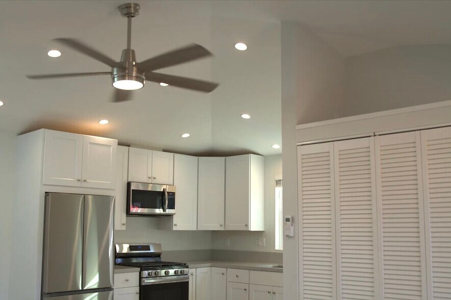 Building Photo - 5246 Canoga Ave