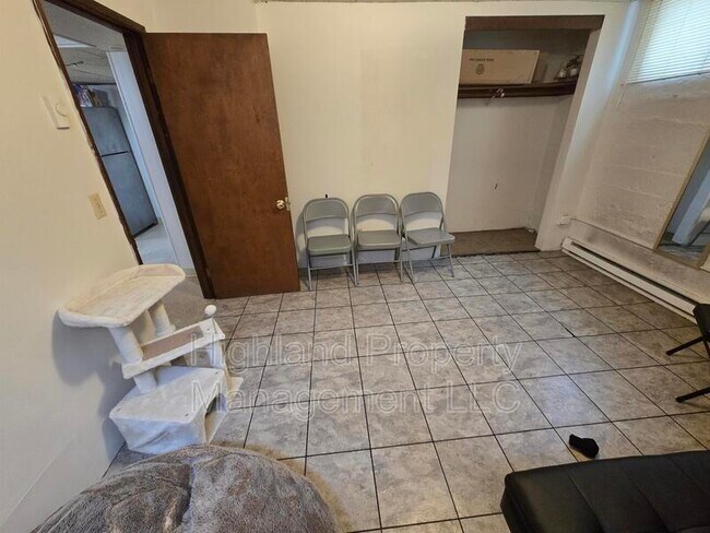 Building Photo - 520 NE Maple St