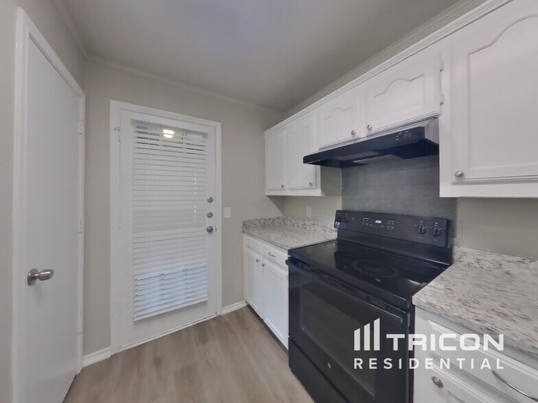 Building Photo - 335 Pin Oak Ln