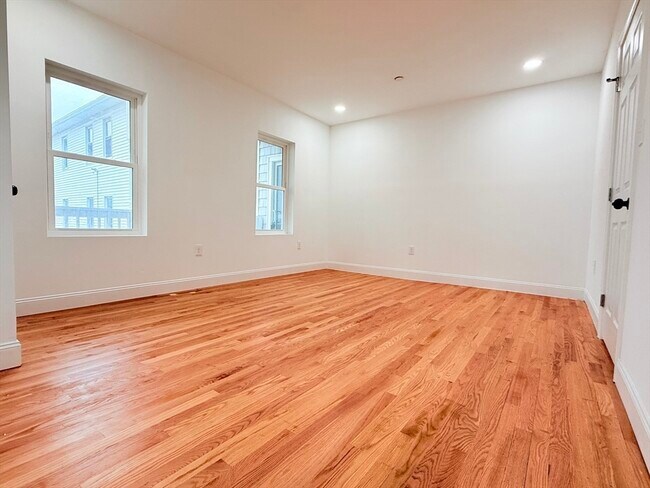 Building Photo - 23 Bellevue St