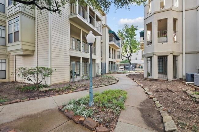 Building Photo - 3105 San Jacinto St