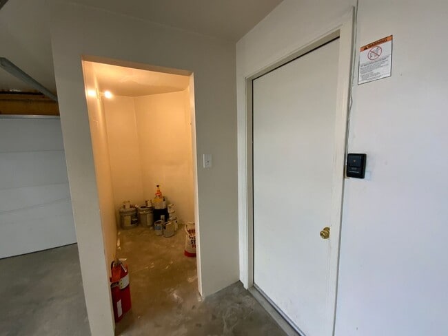 Building Photo - 2 Bedroom Single Story Home Available Near...