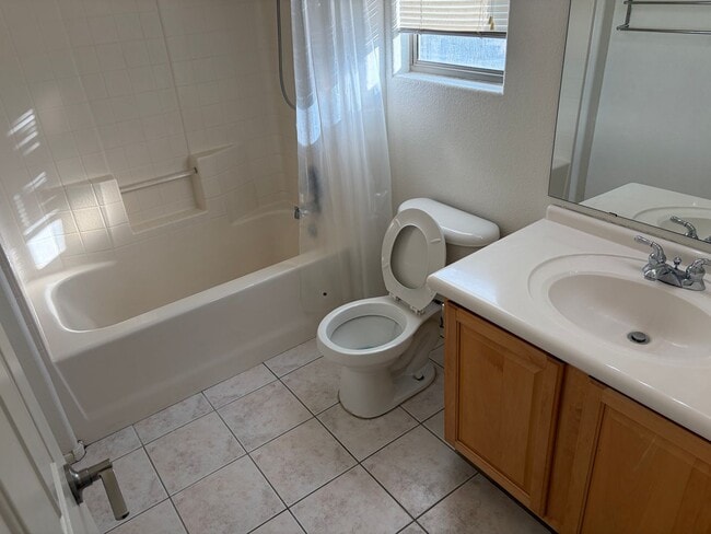 Building Photo - 2 Bedroom 2.5 Bath Townhome!