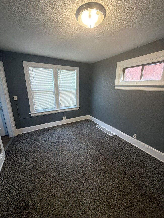 Building Photo - 644 Thomas Ave W