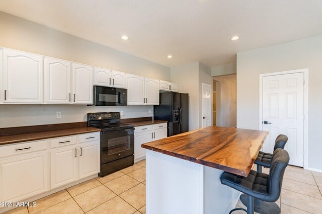 Building Photo - 1245 E San Carlos Way