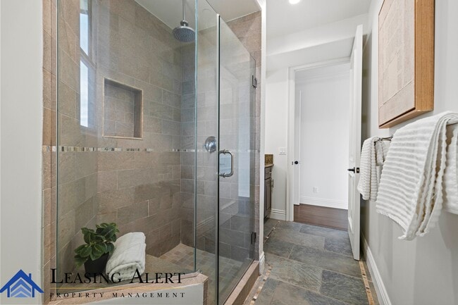 Building Photo - 5011 Hayvenhurst Ave