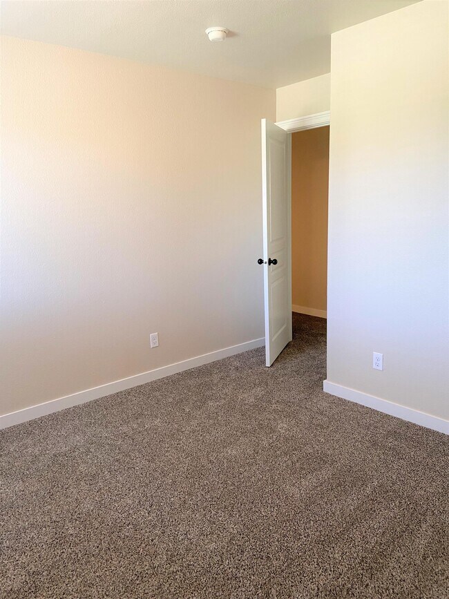 Building Photo - 677 S Pine Tree Ln