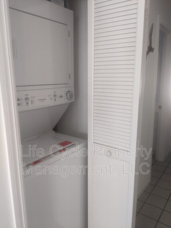 Building Photo - 2421 Lakefront Dr