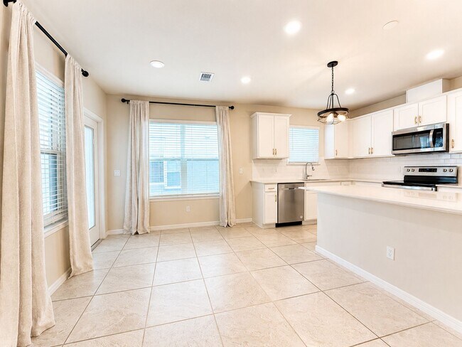 Building Photo - Welcome home to refined family living in this 3Bedrooms / 2.5Baths residence in Tohoqua!