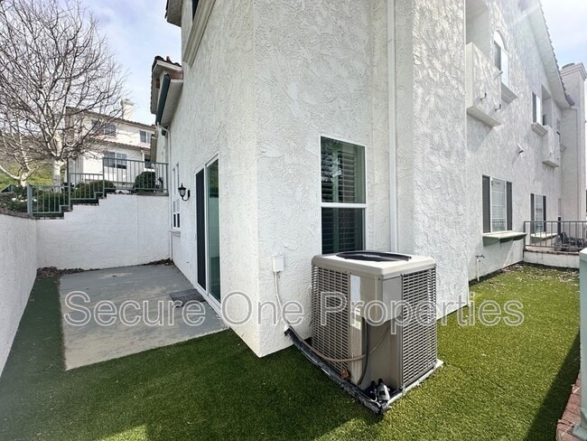 Building Photo - 379 Westlake Vista Ln