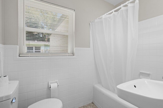 Building Photo - 613 Edgecliff Dr