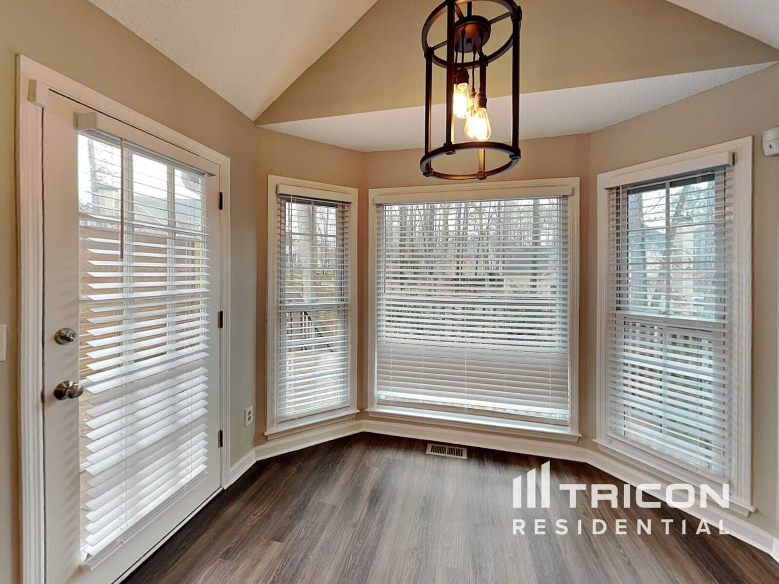 Building Photo - 703 Players Ct