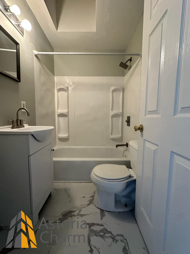 Building Photo - Updated 3 bedroom 1 bath Rowhome with Fenc...