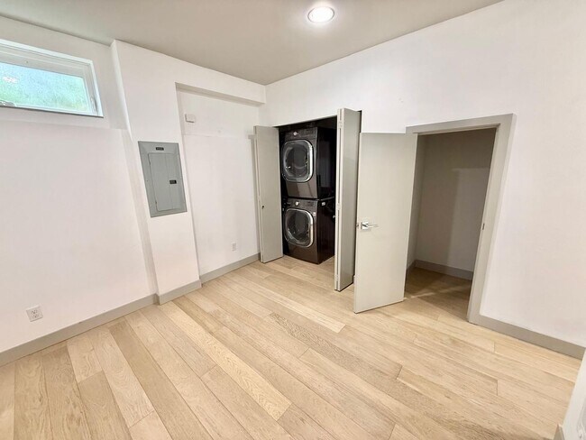 Building Photo - 2 Bed + Den 2 Bathroom Eastlake Townhome with Spectacular Views