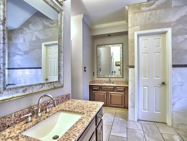Building Photo - 817 Pinnacle Pl NE