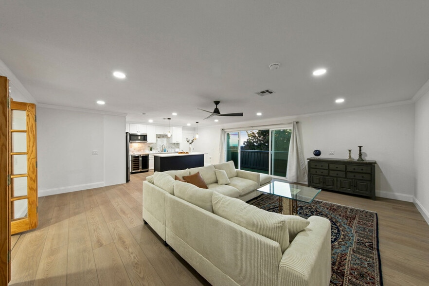 Building Photo - 4367 Summit Dr
