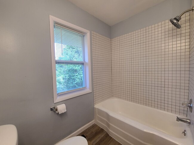 Building Photo - Spacious 4-Bed, 2-Bath Updated Home in Ben...