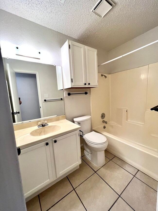 Building Photo - 2 WEEKS FREE RENT!! Charming 2 Bedroom, 2 ...