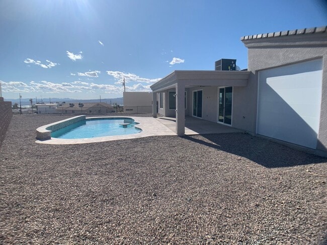 Building Photo - 3 Bedroom - 2 Bath Pool Home
